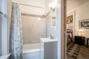 Updated Historical apartment close to a park and two blocks from the best dining - Image 2