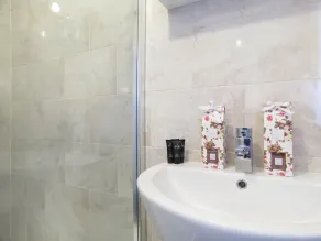 Tudors eSuites - 4 Bedroom House with Garden & 9 Beds #29B - Image 3