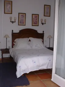 Smuk lejlighed i fantastisk stenbygget hus i store rolige grunde - Image 3