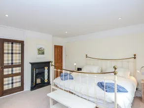 3 bedroom accommodation in Yarmouth - Image 5