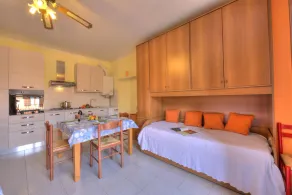 Peter's Cozy Studio-Balcony+Free Parking - Happy Rentals - Image 4