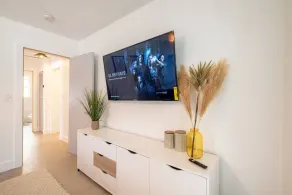 HOT TUB HOUSE ON GOLF COURSE! 10 MINs TO THE BEACH - Image 3