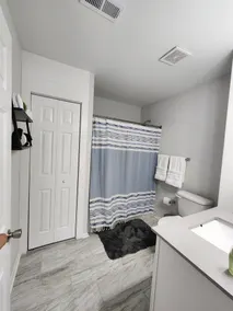 Quiet spacious 1BR Centrally Located w Parking/Washer/Dryer onsite. Hi Sp Wifi! - Image 2