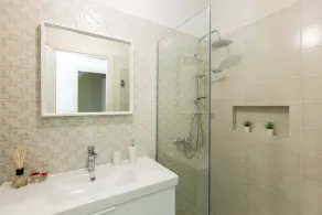 Recently renovated 3 bedroom house in the heart of the historical center. - Image 3