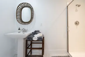 Beautifully renovated 3,800 sq ft house between 2 federal lakes - Image 4