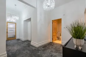 A luxurious Victorian mansion garden apartment - Image 3