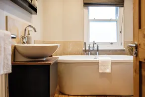 Stunning 2BD Townhouse in Cheltenham - Image 5