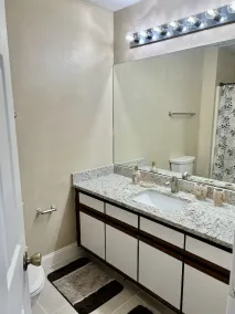 newly renovated, three-bed stylish town house walking distance to camping world - Image 4
