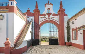 Stunning Home In El Garrobo - Image 2
