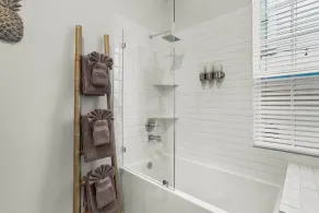 Stylish 2-Bedroom Apartment in Garden District - Image 4