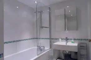 Modern Large Apartment Easy Access To City Tourist Locations - Image 2