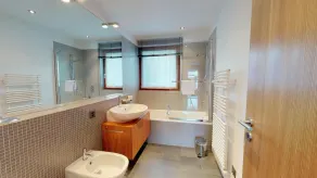 Moderne, lyst 1 1/2 værelses lejlighed med en dejlig balkon i en solrig, rolig beliggenhed - Image 2