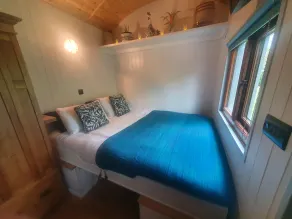 Luxury romantic shepherd's hut - hot tub and Aga - Image 3