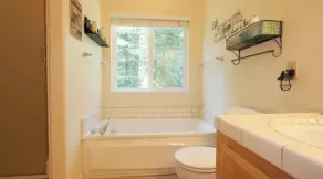 Cabane spacieuse avec salle de jeux, WIFI gratuit et parking - Image 4