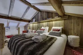 Small cocoon 34m2 duplex, chalet atmosphere in the pure Savoyard tradition. - Image 5