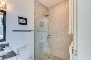 Modern apartment with great ocean view, balcony & pool - 100 yards to beach - Image 3