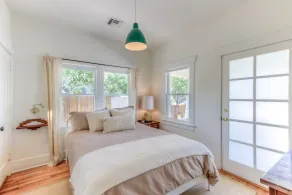 Newly renovated, charming, quiet bungalow near U of A/downtown - Image 5