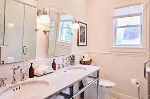 StayIU: B-Town Bungalow • Walk to IU & Kirkwood •  Quiet Street + Porch - Image 2