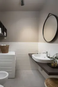 Modern apartment with hot tub - Image 3