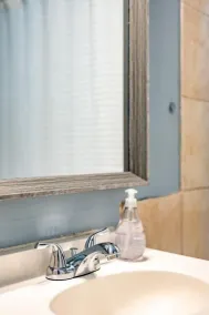 Affordable, Quaint Retreat! 5 Mins to Downtown - Image 3