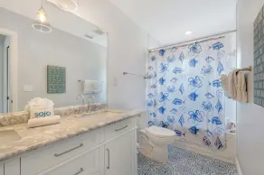 Charming Cottage with modern amenities close to beach w/ pool, beach gear, bikes - Image 4