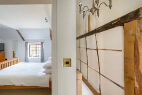 Et omhyggeligt renoveret sommerhus med charmerende originale træk, herunder bjælkelofter og en udsat 16. århundrede væg kombineret med moderne bekvemmeligheder og en afslappet stemning. Det tilbyder komfortabel indkvartering til op til syv gæster, med ... - Image 5