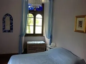 Historisk 12. århundrede Chateau omkranset af floden - Image 4