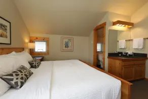Waterfront 2 bedroom condo - private deck offering spectacular views - Image 3