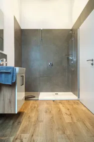 The approx. 50 m², lovingly furnished 2-room apartment is located in the heart of Bad Zwischenahn and offers the perfect retreat for couples or solo travelers. The modern top-floor apartment impresses with its stylish design. - Image 2