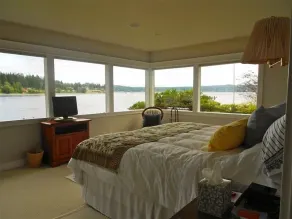 Bainbridge Island (Puget Sound): Non-Bank Waterfront Sandy Beach - Image 3