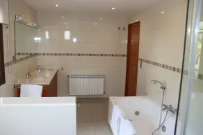 Villa i en smuk beliggenhed med havudsigt, opvarmet swimmingpool, højhastigheds WIFI - Image 3