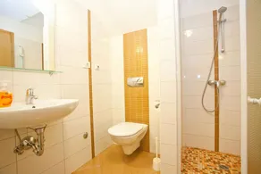 Holiday apartment with terrace only 250 m from the beach - Image 2