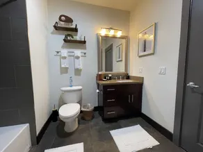 Luxury Top Floor Condo 5 min from Magic Mountain in a resort style gated complex - Image 4