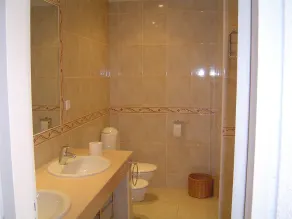 Appartement de plain-pied de golf de deux chambres fabuleusement bien aménagé - Image 2