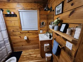 10. Spacious 1 bedroom cabin - Image 4