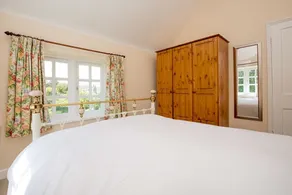 Sali's Orchard - 3 bedrooms, dog friendly, large garden parking - Image 3