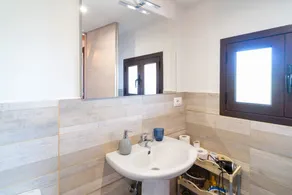 Holiday Home with Wi-Fi, Air Conditioning, Garden and Jacuzzi - Image 4