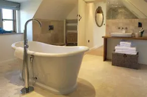 Luxueux chalet familial avec cadre en chêne avec un style intérieur contemporain - Image 2
