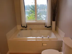 Puget Sound Beach House - Gorgeous Waterfront, Vista - Accesso alla spiaggia - Image 3