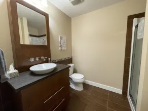 Condo w/ oversize garage, walking distance to grocery, restaurants, bars, beach - Image 5