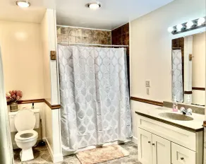 Quaint 2 bedroom apartment. 5 minute walk to down town Close to local bike trail - Image 2
