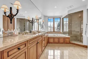 Stunning View Estate (2.6 acres) Walking distance to town - Image 4