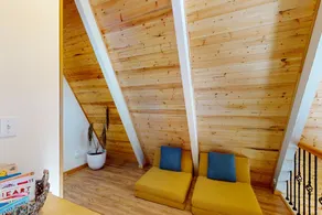 Calming, dog-friendly cabin in the woods with firepit, deck & board games - Image 2
