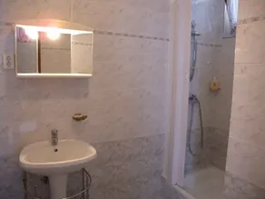 Holiday home with heated pool and close proximity to the beach - Image 3