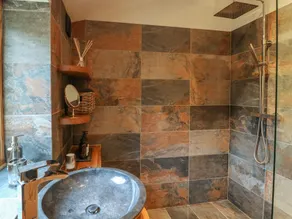 LADYCROFT BARN, family friendly, with a garden in Ashbourne - Image 3