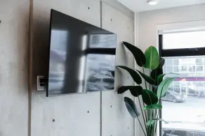 Stay in a modern two bedroom townhouse in downtown Kelowna with secure parking, patio, pet friendly options & easy walks to Prospera Place, the brewery district, waterfront paths, cafés & restaurants. Perfect for couples, friends or small families. - Image 4