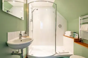 Luxury Duplex Sleeps 2- Hot Tub Balcony Parking - Image 5