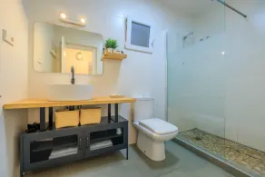 COZY AND SUNNY DETACHED WITH PRIVATE POOL. - Image 2