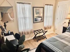 A Cozy, Homely, Fun Retreat minutes from downtown - Image 4