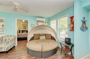 Cottage Haven-one Minute Walk To The Beach-private Yards-keyless Locks - Image 4
